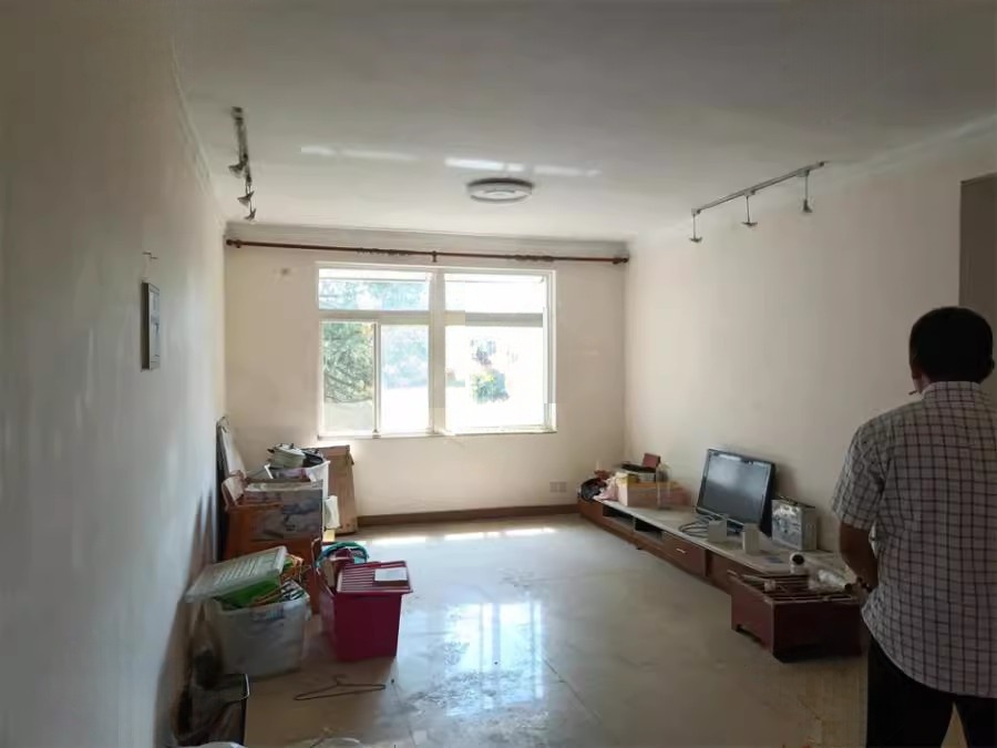 同升湖山莊海德公園(C區(qū))法拍房C-5棟304號房屋及室內裝修家具